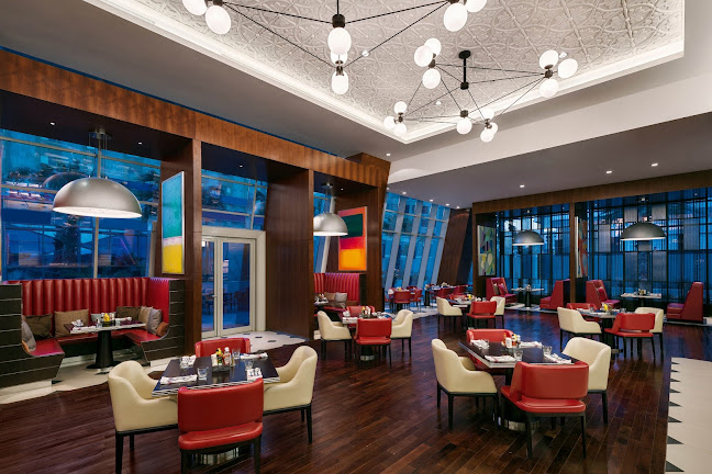 56 آڤنيو داينر