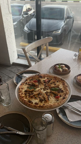 هيلينا بيتزاريا