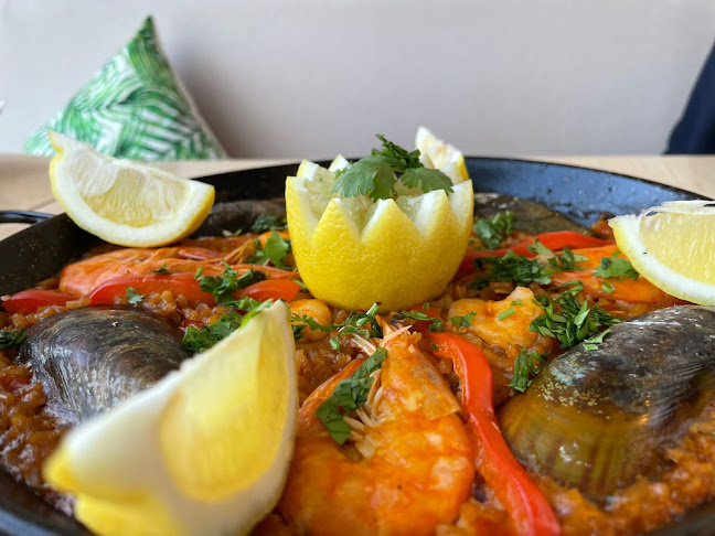 شرمب موستاش - الضيافة