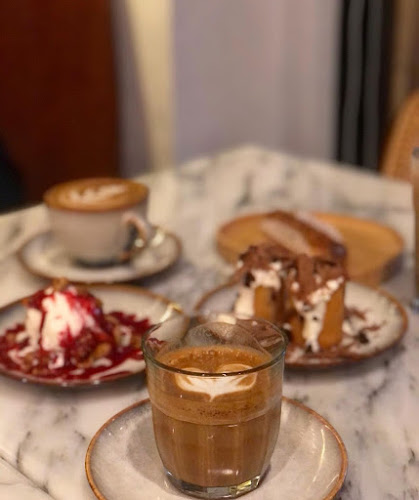 لإكلير دي جيني - الضيافة