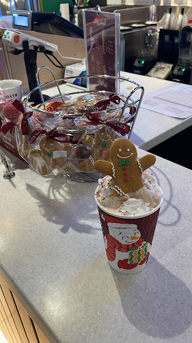 مركز عطا الله التجاري، طريق الكورنيش الفرعي، الشاطئ، جدة 23512