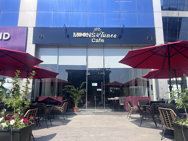 Moons & Tunes Restaurant & Cafe. مطعم ومقهي مونز اند تونز كافيه - جدة