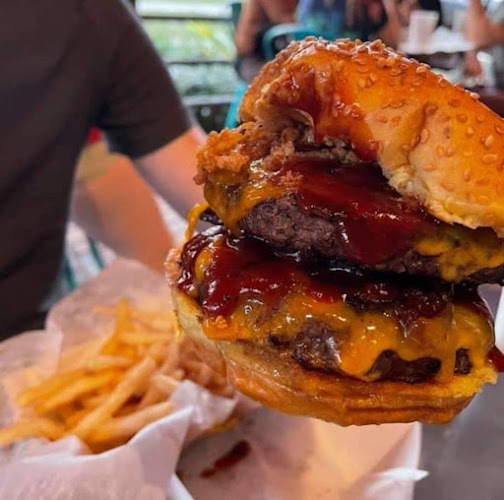 برجر المشوي علی الفحم.