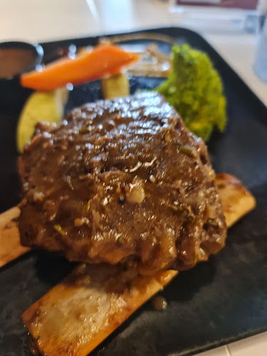 مطعم وقود الشاطئ "فيول" - الضيافة