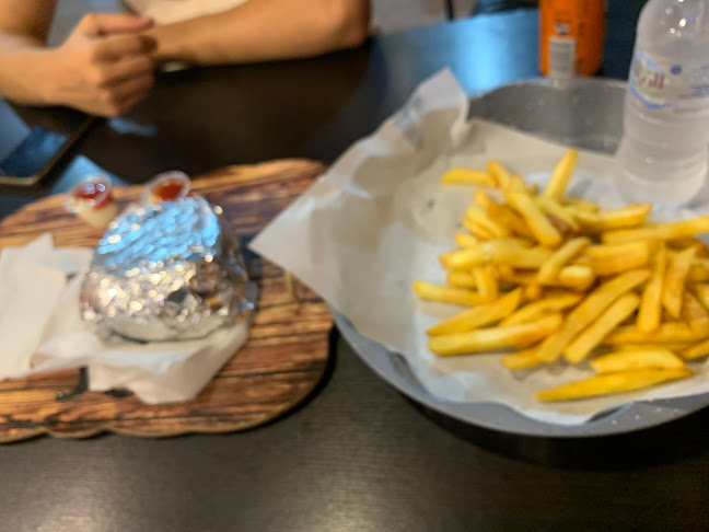 برجر اللذيذ على الفحم - الضيافة