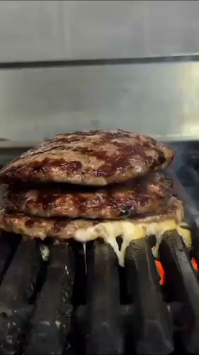 برجر المشوي علی الفحم.