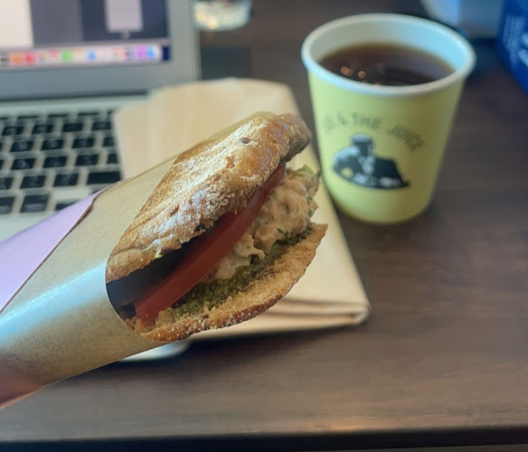 جو اند ذا جوس - الضيافة