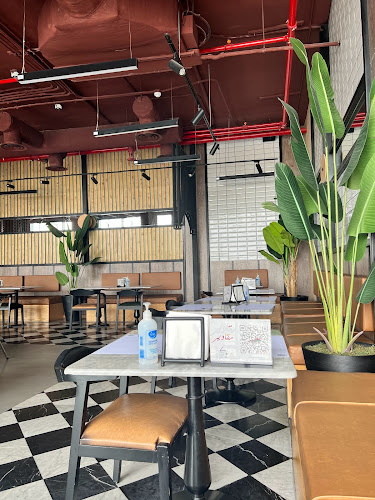 حي النسيم ، شارع الملك عبدالله ، مجمع السليم بلازا،، جدة 23233