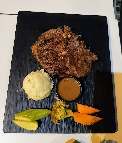 مطعم وقود الشاطئ "فيول" - القطيف‎