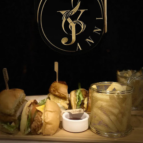 كوفي ولاونج ياني - الرياض