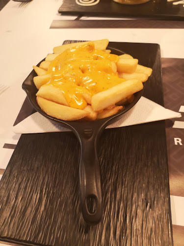 مطعم وقود الشاطئ "فيول" - القطيف‎