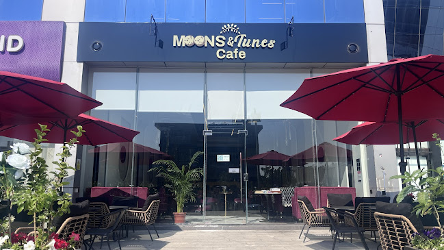 Moons & Tunes Restaurant & Cafe. مطعم ومقهي مونز اند تونز كافيه - جدة