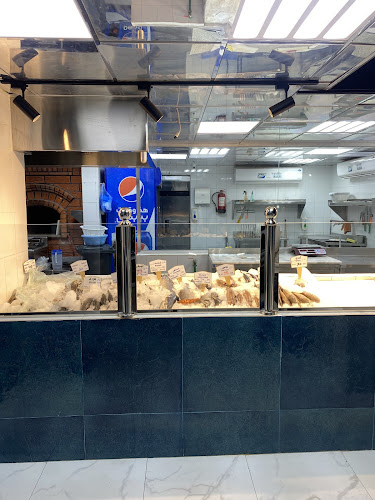 مطعم موج وبحر للمأكولات البحرية