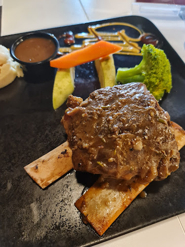 مطعم وقود الشاطئ "فيول"