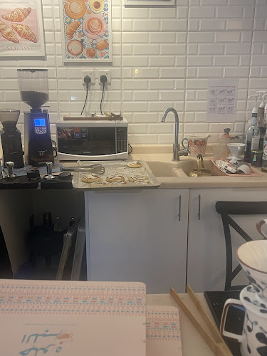 قهوتي الطعمة (حلوة اللبن) وفي رواية خنينة