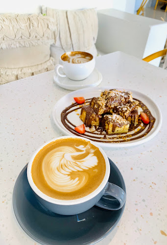 Opinii despre PLUME CAFE بلوم كافيه în ينبع - الضيافة