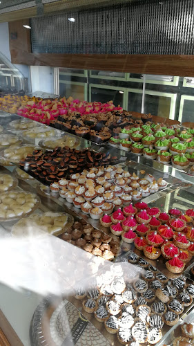 حلويات ومعجنات اكليل الجبل - الضيافة