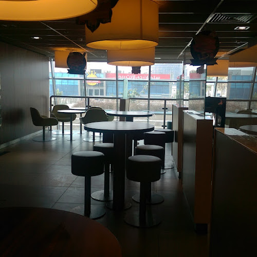 H4M5+MV2، طريق الكورنيش الفرعي، الشاطئ، جدة 23417