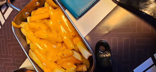 مطعم وقود الشاطئ "فيول"