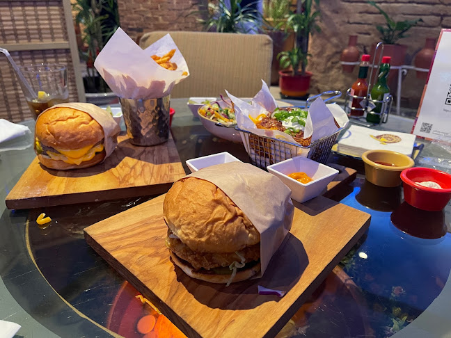 طريق الكورنيش، الحمراء، Al Hamraa Center 7169، جدة