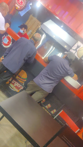 برجر اللذيذ على الفحم - الضيافة