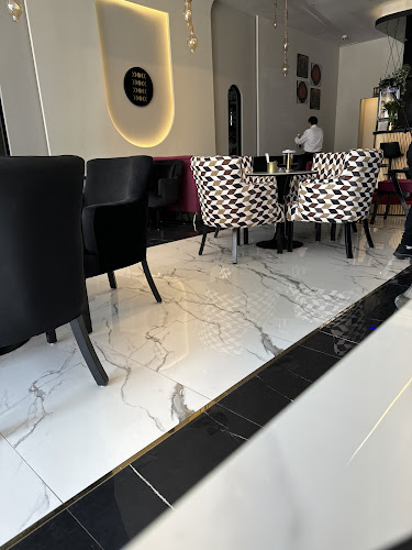 Moons & Tunes Restaurant & Cafe. مطعم ومقهي مونز اند تونز كافيه - جدة