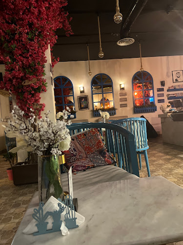 كوفي ميكانوس - الضيافة