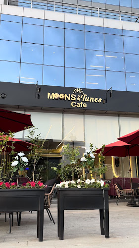 Moons & Tunes Restaurant & Cafe. مطعم ومقهي مونز اند تونز كافيه