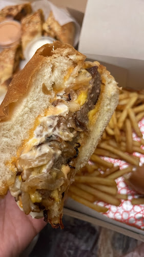 تشيكن اند بيتزا - الضيافة