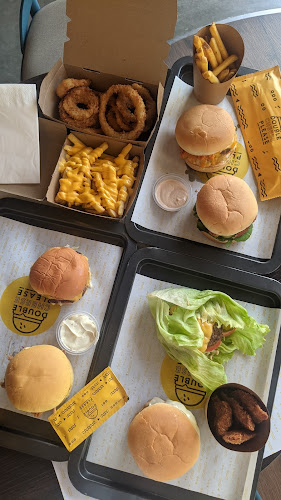 دبل تشيز بليز - الضيافة