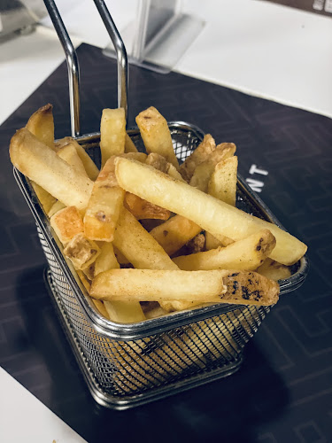 مطعم وقود الشاطئ "فيول"