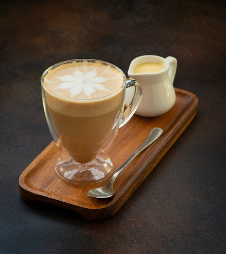 طريق الكورنيش، الحمراء، Al Hamraa Center 7169، جدة