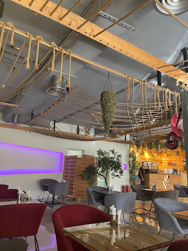 مزة عنب لاونج وكافيه