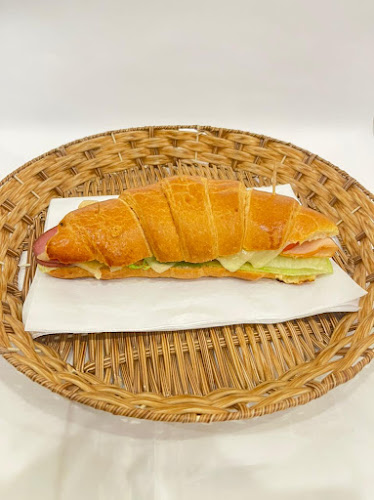 كروسان وقهوة