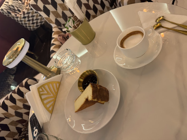 Moons & Tunes Restaurant & Cafe. مطعم ومقهي مونز اند تونز كافيه