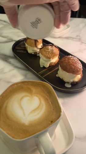 مونیز - الضيافة