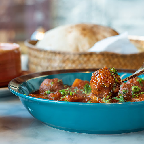 حي النسيم ، شارع الملك عبدالله ، مجمع السليم بلازا،، جدة 23233