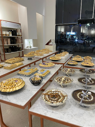 Anoosh - الضيافة